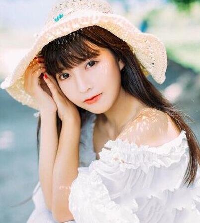 包子圓臉女生適合的直發(fā)發(fā)型