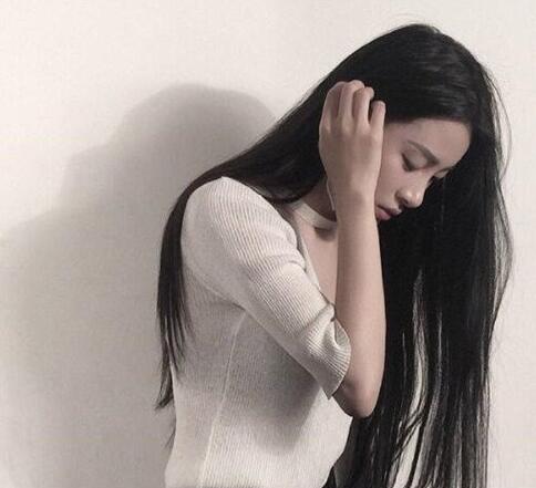 女生簡約氣質直發,散發淑女優雅的氣息