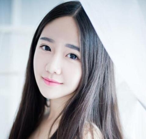 甜美清新長直發發型,清新減齡完美凸顯五官
