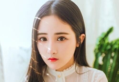 好打理的中分直發發型,專為18歲-30歲的氣質淑女而生