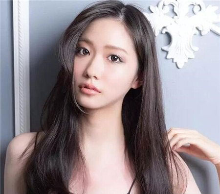 女生直發內扣梨花頭甜美又吸睛