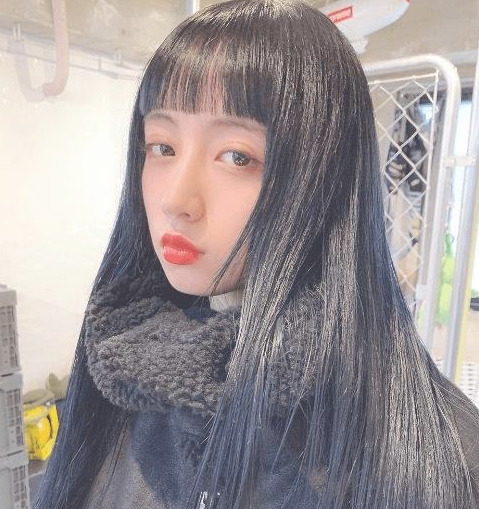 女生長直發造型look,顯瘦顯臉小