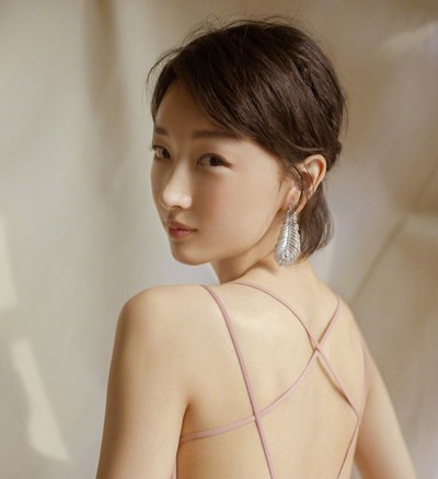 周冬雨最新短發(fā)發(fā)型look時(shí)髦短發(fā)玩出了性感嫵媚