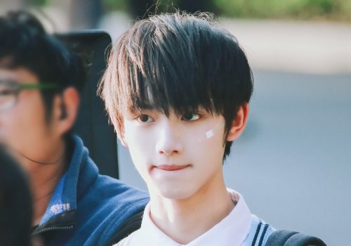 初中長(zhǎng)臉男生剪什么發(fā)型好看5款齊劉海衍生短發(fā)設(shè)計(jì)引領(lǐng)校園潮流