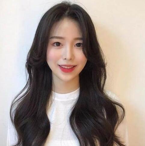 2022最新款燙發發型女,清純又很動人的卷發