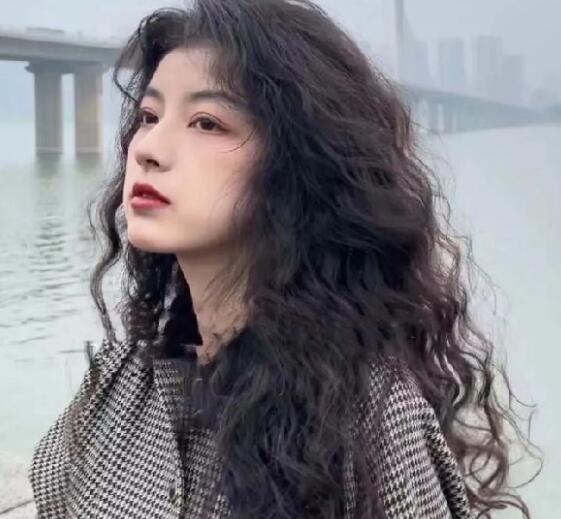 2022潮流卷發發型女,整體氣質翻倍的卷發發型