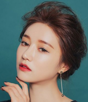 職場女性簡單扎出漂亮發(fā)型顯時尚女神氣質(zhì)