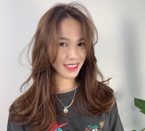 皮膚暗黃女生怎么染栗色比較時髦秋季女生栗色長卷發(fā)設(shè)計顯白氣質(zhì)