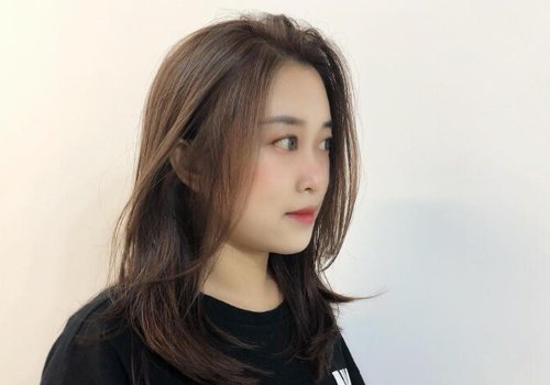 皮膚暗黃女生怎么染栗色比較時髦秋季女生栗色長卷發(fā)設(shè)計顯白氣質(zhì)