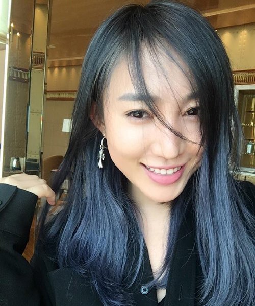 女生拉直頭發染什么顏色好看2022流行女生染發顏色一個出格的也沒有