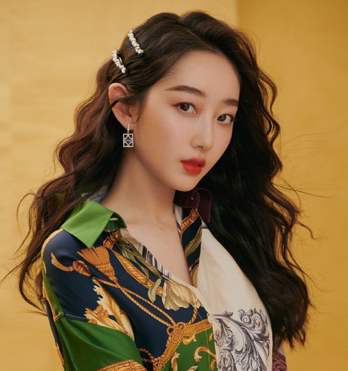 梳長發蛋卷頭的女生都不是甜美少女女生百變蛋卷頭燙發嫵媚與可愛并存