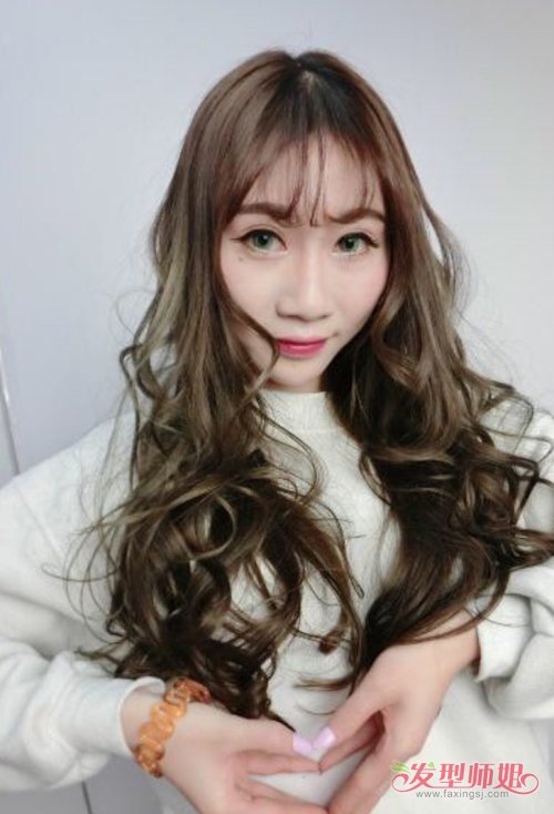 卷發(fā)棒制作蛋卷發(fā)低調(diào)又顯氣質(zhì)小美女想要變潮卷發(fā)才是王道