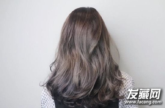 空氣感十足的螺旋狀卷發(fā)弄一款漂亮卷發(fā)搭配秋冬