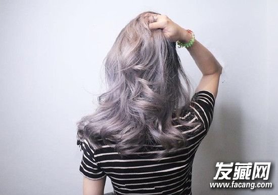 空氣感十足的螺旋狀卷發(fā)弄一款漂亮卷發(fā)搭配秋冬