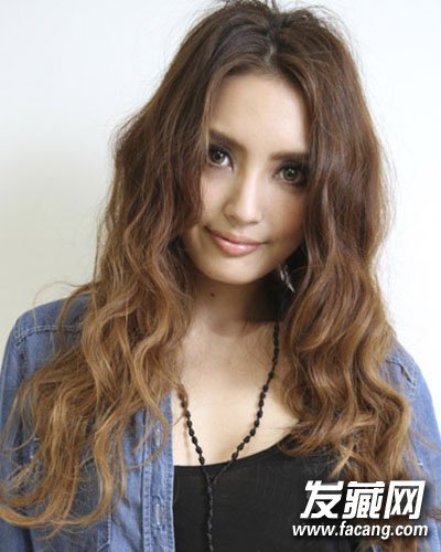 長發女生好看發型長長的栗色蛋糕卷發發型