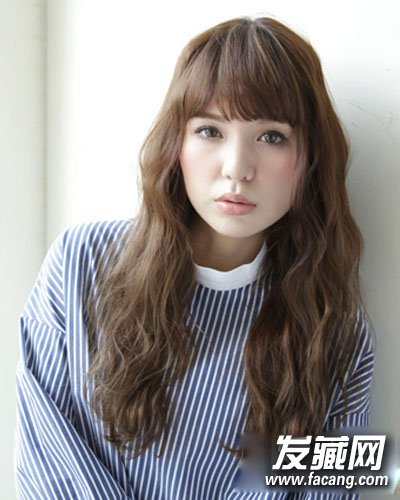 長發女生好看發型長長的栗色蛋糕卷發發型