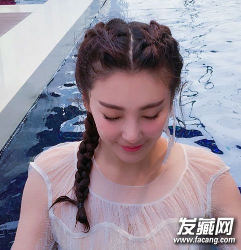長發妹子看這里！明星紅毯造型梳一個清爽一個