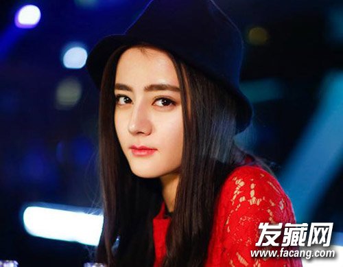 迪麗熱巴秒殺唐嫣自然隨意中就透露出女神氣息