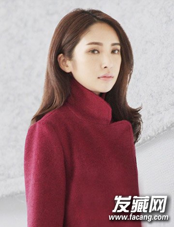 簡潔的OL中卷發發型2022女生都愛它