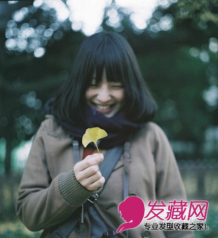 側分的中長發(fā)發(fā)型內扣的發(fā)尾打造出修顏的功效