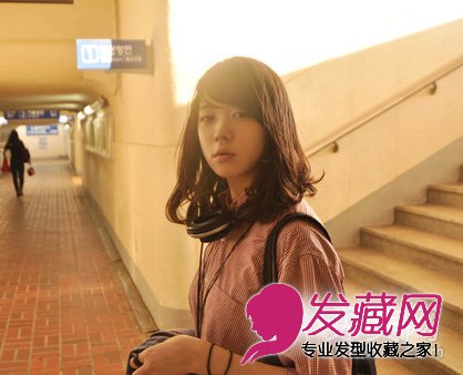 側分的中長發(fā)發(fā)型內扣的發(fā)尾打造出修顏的功效